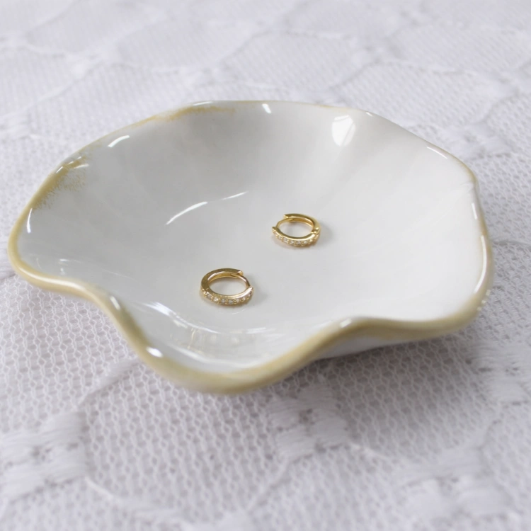 Kolczyki kółka złote z cyrkoniami na porcelanowym talerzyku
