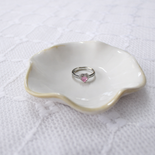 Pierścionek serce srebrny róż na porcelanowym talerzyku