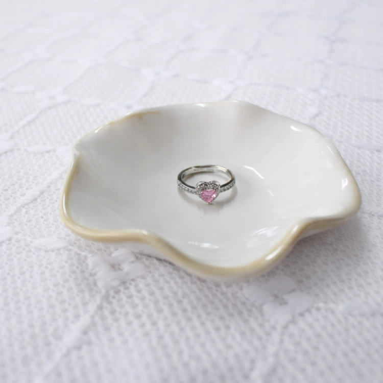 Pierścionek serce srebrny róż na porcelanowym talerzyku