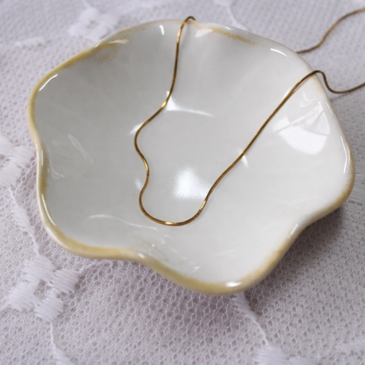 Naszyjnik złota żmijka na porcelanowym talerzyku