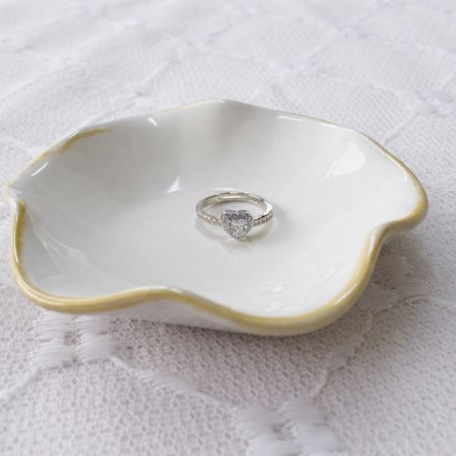 Pierścionek serce srebrny na porcelanowym talerzyku