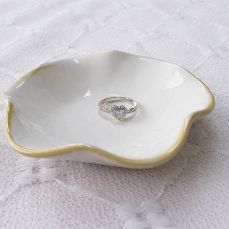 Pierścionek serce srebrny na porcelanowym talerzyku